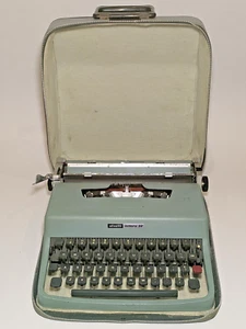 1970s Olivetti Lettera 32 Portable Typewriter—NEW RIBBON—Excellent Working Cond - Picture 1 of 16