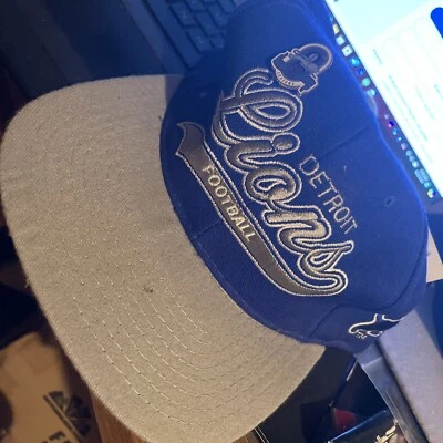 Arrancador de fútbol americano Detriot Lions no puede encajar nuevo con etiquetas junto con un alfiler Foto 1 de 3