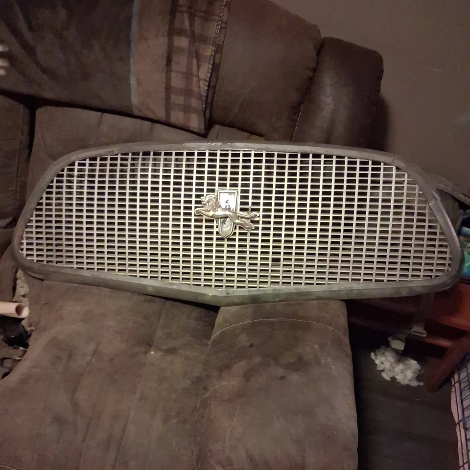 Rejilla Chrysler Windsor Saratoga 60 usada Foto 1 de 4