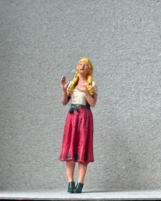 Figurendesign Bauer - Figur Frau mit Zöpfen - BEMALT im Maßstab 1:32 Spur 1 - Bild 1 von 1