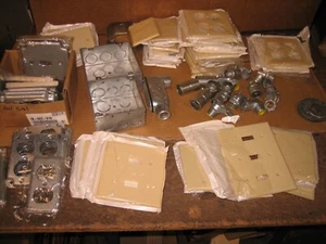 Konvolut 75+ unbenutzte versch.  Schalterabdeckungen Steckdose Wandplatten Industriesteckverbinder - Bild 1 von 14