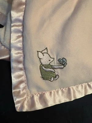 РЕДКИЙ ВИНТАЖНЫЙ поросенок бабочка Baby одеяло розовый атлас отделки классический Pooh Disney Minky - Изображение 1 из 4