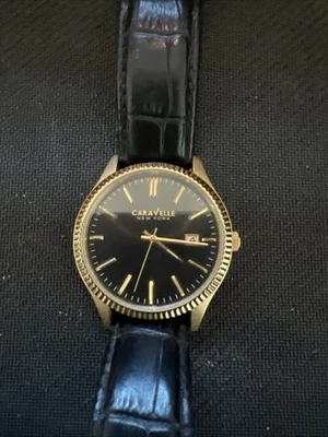 Reloj redondo Caravelle 44B106 analógico de cuarzo con fecha esfera negra para hombre Foto 1 de 4