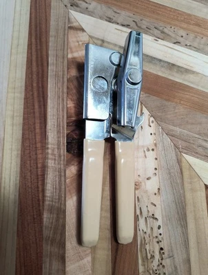 Abridor de latas y botellas con mango color almendra Swing A Way  Foto 1 de 4