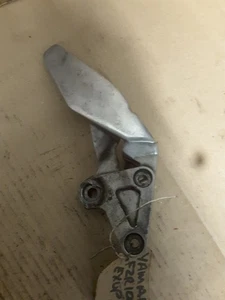 yamaha Fzs600 Fazer 1998 right front footrest hanger ref/6 - Picture 1 of 2
