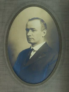 Antiguo gabinete retrato hombre foto sepia Wilcox estudio guapo triple alfombrilla para tarjetas - Imagen 1 de 12