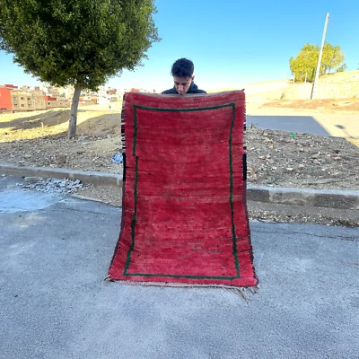 Alfombra de corredor marroquí vintage hecha a mano - lana roja con borde verde Foto 1 de 4