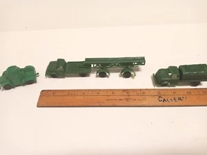 Camiones de carga vintage de plástico verde militar y tanque británico 1/64 - Imagen 1 de 7