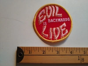 70er VINTAGE SELTENER LUSTIGER WITZ PATCH WAPPEN ABZEICHEN böse rückwärts ist live - Bild 1 von 1