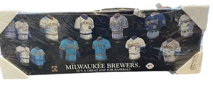 Gerahmte & mattierte Evolutionsgeschichte der Milwaukee Brauer Uniformen im Laufe der Jahre - Bild 1 von 8