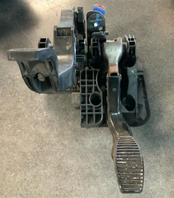2012-2018 Fiat 500 Manual Transmission Clutch Brake Pedal Assembly OEM - Image 1 of 4