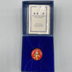 Halcyon Days Emaille Schmuck Teddybär Geburtstag Hut Pille Schraubverschluss mit Einsätzen - Bild 1 von 8