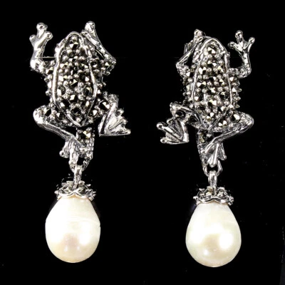 925 Plata de Ley Barroco Perla Blanca 10x8mm Marcasita Rana Pendientes - Imagen 1 de 4