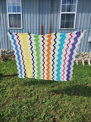 Lanzamiento de abuela afgana Chevron de ganchillo 66x48 arco iris de colección Foto 1 de 4