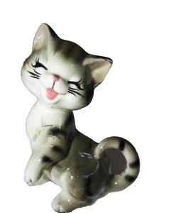 Statuina gatto tabby grigio porcellana giapponese vintage marcata felice con piede in su - Foto 1 di 10