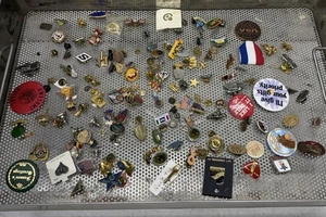 Riesiges Konvolut Vintage Anstecknadel Heftklammern Knopfhüllen Nachlass Sammlerstück verschiedene gemischt - Bild 1 von 10