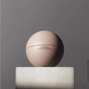 Crema facial hidratante reafirmante SKKN BY KIM Kardashian NUEVA - Imagen 1 de 4