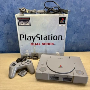 Sony PS1 Playstation 1 Console Con Scatola Boxata Controller Classic SCPH-9002 - Imagen 1 de 14