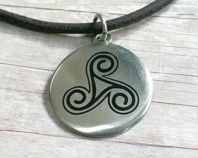 Collar de surfista de cuero con colgante celta de peltre marrón o negro Foto 1 de 2