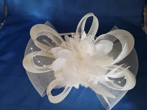 Hochzeit Fascinator weiß maßgeschneidert Federn Stirnband Brautmutter Rennen - Bild 1 von 8