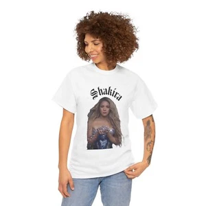 T-shirt concerto Shakira, maglietta cultura pop merchandise, regalo amante della musica, unisex - Foto 1 di 24