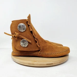Minnetonka Dos Botones Suela Suave Botas Mujer 7 Marrón Gamuza Concho Minimalista Zapato - Imagen 1 de 13