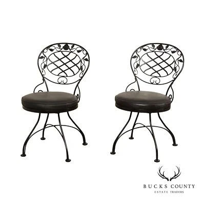 Par de sillas laterales vintage de hierro forjado con patrón de rosa Foto 1 de 4