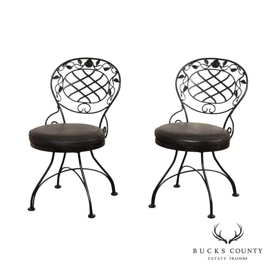 Par de sillas laterales vintage de hierro forjado con patrón de rosa Foto 1 de 4