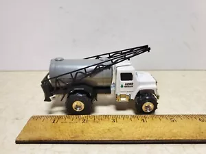Toy Ertl International Liquid Fertilizer Sprayer Boom Truck, 1/64 - Picture 1 of 6