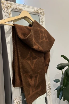 Bufanda grande Louis Vuitton 100 % cachemir con monograma Foto 1 de 4