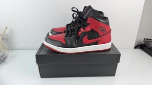 Nike Air Jordan 1 Mid Banned Bred 554724-074 Negro Rojo Blanco Para hombres 9 Tenis - Imagen 1 de 10