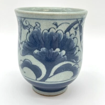Taza de porcelana japonesa Arita Ware Yunomi Sometsuke azul blanco flores firmada Foto 1 de 4