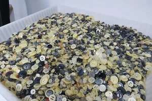 Konvolut Knöpfe  5 kg Zufallsmischung  Unbenutzte Knöpfe Vintage *03* - Bild 1 von 7