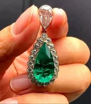 Cadena colgante para mujer talla pera esmeralda verde simulada enchapada en oro blanco de 14 k Foto 1 de 4