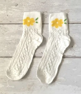 Urban Outfitters Women’s Yellow Daisy White Knit Pattern Crew Socks Brand NEW - Picture 1 of 3