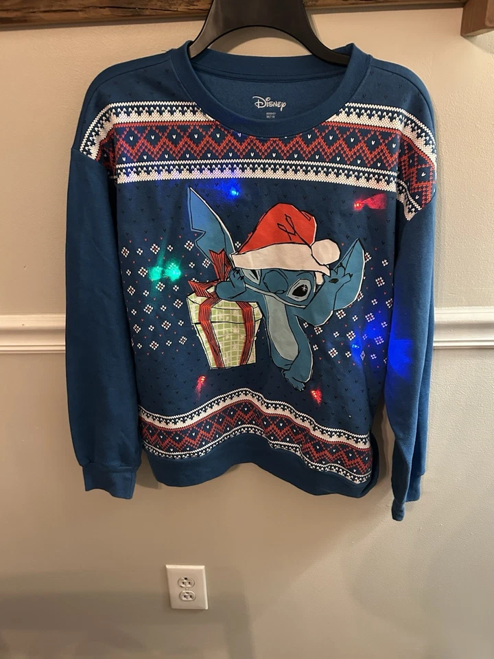 Suéter Disney Stitch Azul Feliz Navidad Iluminado Navidad M- FUNCIONA Foto 1 de 4
