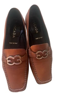 Zapatos Mocasines ESCADA 7 B Cuero Marrón Coñac Logo Dorado De Colección Metal - Imagen 1 de 8