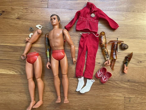 VTG 1976 Kenner Six Million Dollar Man w/Outfit & Critical Assignment Arms Cover