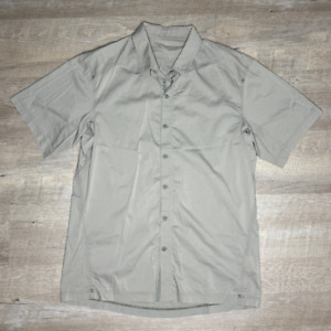 Arcteryx Transept Khaki Tan Short Sleeve Button Front Shirt Travel Size Large