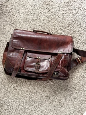 Б/у коричневая деревенская кожаная сумка для ноутбука с прикрепленным ремешком ручной работы - Изображение 1 из 4