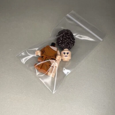 Nueva minifigura Lego Dana Barrett del cuartel general de los Cazafantasmas 75827 Foto 1 de 2