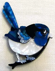 Broche prendedor pájaro acrílico azul oscuro y blanco bellamente hecho a mano - Imagen 1 de 3
