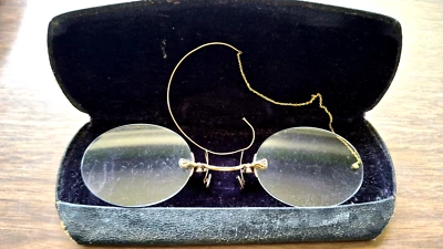 Anteojos antiguos estilo Pince-Nez con estuche rígido y contenedor de correo óptico Ginebra Foto 1 de 4