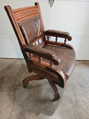 Silla de escritorio victoriana antigua tallada a mano de cuero de nogal giratoria para oficina banqueros Foto 1 de 4
