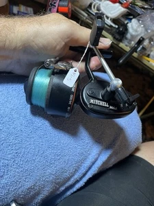 Carrete giratorio Mitchell 300A de pesca vintage hecho en Francia funciona bien - Imagen 1 de 6