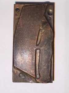 Mann hält ein großes Stück Metall Druckerblock Vintage - Bild 1 von 7