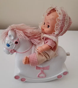 MUÑECA PLAYMATES VINTAGE PRINCIPIOS DE 1980 en caballo mecedor musical funcionando #WS - Imagen 1 de 6