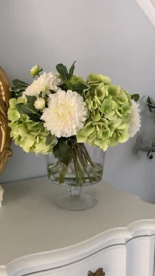 "Florero de vidrio acrílico 16"" verde mezclado con arreglo floral de hortensias y dalia" Foto 1 de 4