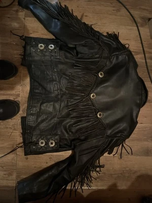 Chaqueta vintage con flecos de cuero de motociclista occidental con conchos Foto 1 de 4