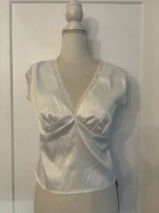 Neu mit Etikett Commense Damenoberteil weiß Satin Spitzenbesatz hinten offen mit Bindebändern hinten Größe S - Bild 1 von 8